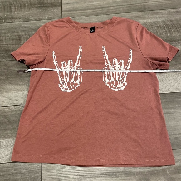Skeleton Hand Cropped Graphic Tee Size Large (Juniors) - Picture 3 of 5